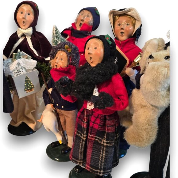 A unique collection of 12 Vintage BYERS CHOICE Ltd. Christmas Carolers - Picture 4 of 11